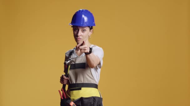 Portret Inżyniera Trzymającego Młotek Celującego Kamerę Agresywnego Łamaniem Narzędzi Handywoman — Wideo stockowe