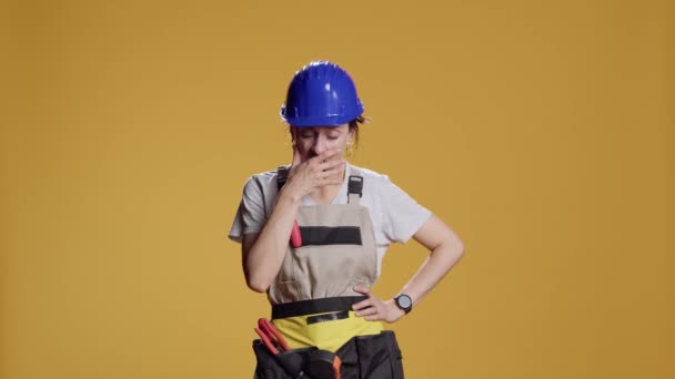 Portrait Tired Drained Handywoman Yawning Building Work Feeling Exhausted Distressed — Stock Video
