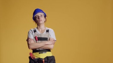 Kafasına çekiçle vurulan, başı dönmüş ve kafası karışmış bir müteahhit portresi. Beceriksiz kadın çizgi film yıldızlarını görüyor ve dengesiz ya da titrek, deli gibi dans ediyor..
