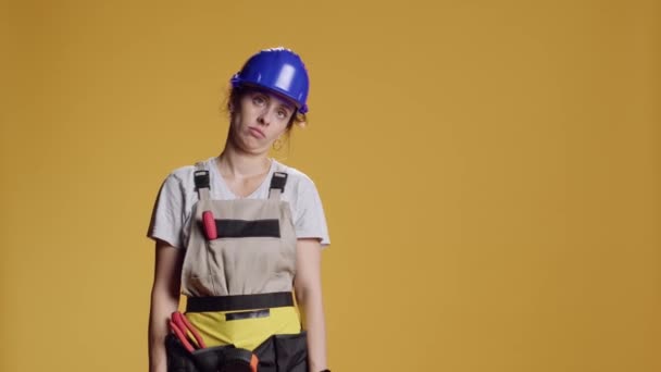 Retrato Una Mujer Constructora Golpeada Cabeza Mareada Viendo Estrellas Los — Vídeos de Stock