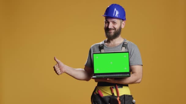 Portret Van Een Reparateur Met Laptop Met Greenscreen Display Reclame — Stockvideo