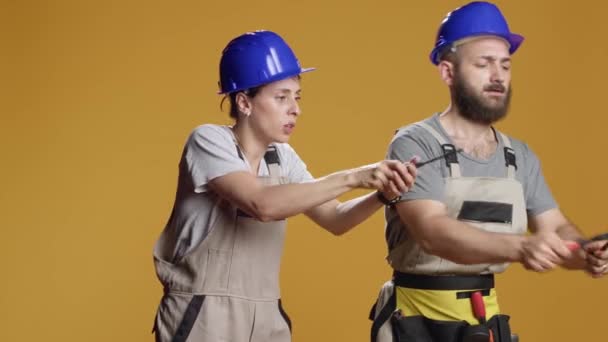 Homem Mulher Construtores Usando Chave Fenda Chave Para Trabalhar Construção — Vídeo de Stock