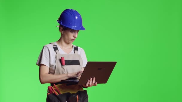 Travailleur Construction Femme Naviguant Sur Internet Sur Ordinateur Portable Pour — Video