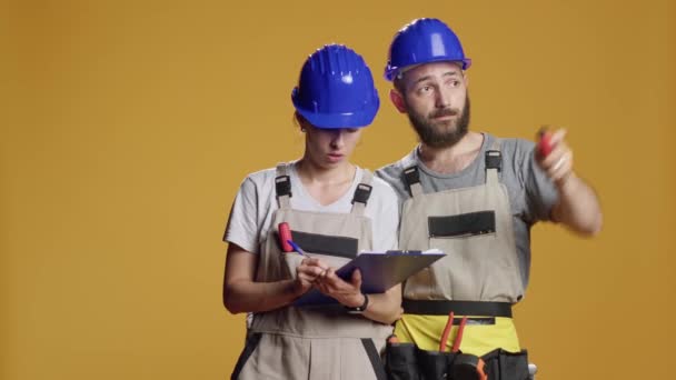 Stavební Dělníci Počítají Měření Papírech Zaznamenávají Plánují Stavební Proces Nosí — Stock video