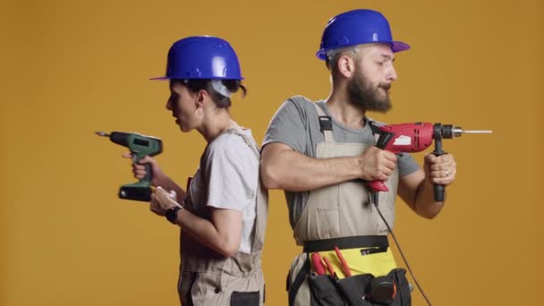 Team Ingenjörer Som Använder Kraftborrmaskin För Att Skruva Spikar Och — Stockvideo