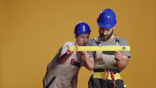 Vízszintes Eszközöket Használó Építőmunkások Sík Felület Mérésére Újjáépítésen Dolgoznak Hogy — Stock videók