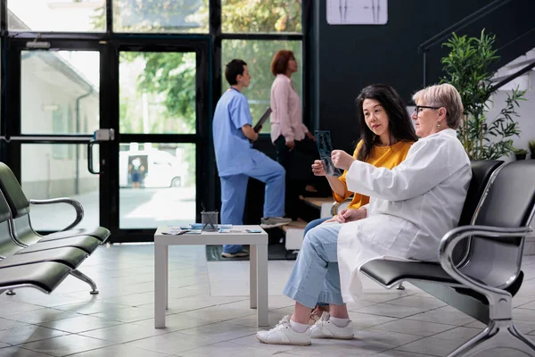 Asiatischer Patient Der Eine Röntgenuntersuchung Mit Einem Arzt Der Lobby — Stockfoto