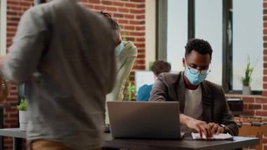 İş bilgilerini laptopta analiz etmek için takım çalışması yapan Afro-Amerikalı insanlar, covid 19 salgını sırasında proje üzerinde çalışıyorlar. Çevrimiçi araştırma raporu planlayan çalışma arkadaşları.