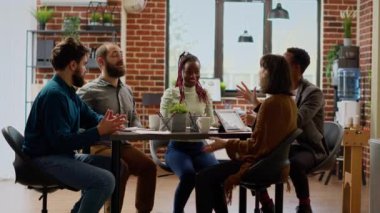 Çeşitli iş arkadaşları başarılı bir ortaklığa sahip ve profesyonel takım çalışmasından memnun. Neşeli insanlar toplantı odasında işbirliği anlaşmasını kutluyor..