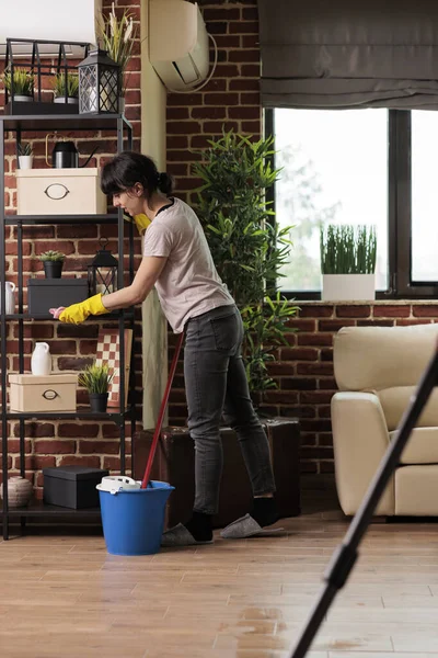 Moderne Vrouw Opruimen Appartement Dag Uit Van Het Werk Profiteren — Stockfoto