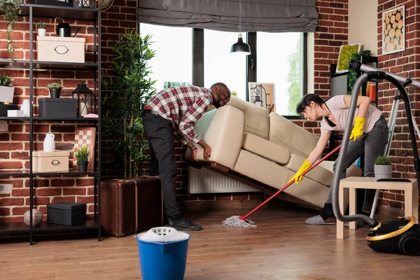 Pareja Casada Haciendo Limpieza Primavera Casa Esposa Mojando Polvo Debajo — Foto de Stock