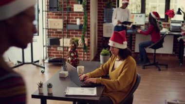 Ofis çalışanı yılbaşı tatilinde dizüstü bilgisayarla e-posta gönderiyor, uzay boşluğunda xmas ağacı ve dekorasyonlarla başlangıç çalışması yapıyor. Uzayda Noel Baba şapkası takan bir kadın. Şenlikli süsler takıyor..