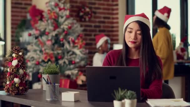 Aziatische Vrouw Ontvangt Kerstcadeau Van Collega Tijdens Feestdagen Feestelijk Kantoor — Stockvideo