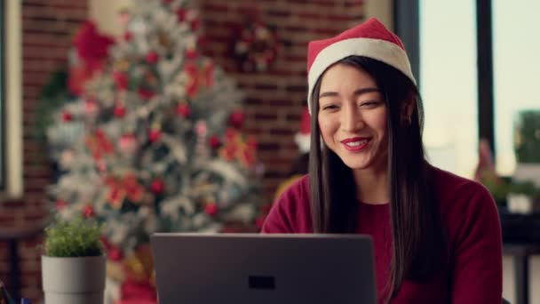 Employee Attending Business Meeting Videocall Laptop Webcam Christmas Season Festive — Stock Video