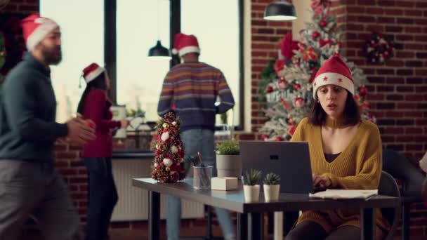 Dipendenti Startup Festeggiano Vacanza Invernale Ufficio Festivo Scambiano Regali Natale — Video Stock