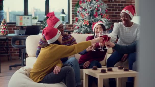 Equipo Multiétnico Compañeros Trabajo Tintineando Vasos Con Alcohol Para Celebrar — Vídeo de stock