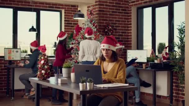 Diverse Collega Analyseren Data Feestelijk Kantoor Met Kerstboom Decoraties Werken — Stockvideo