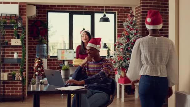 Różnorodni Ludzie Wymieniają Się Prezentami Pracy Biurowej Będąc Świątecznym Wigilię — Wideo stockowe