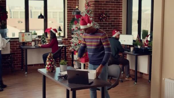 Afroamerikansk Man Får Sparken Från Jobbet Julen Känner Sig Olycklig — Stockvideo