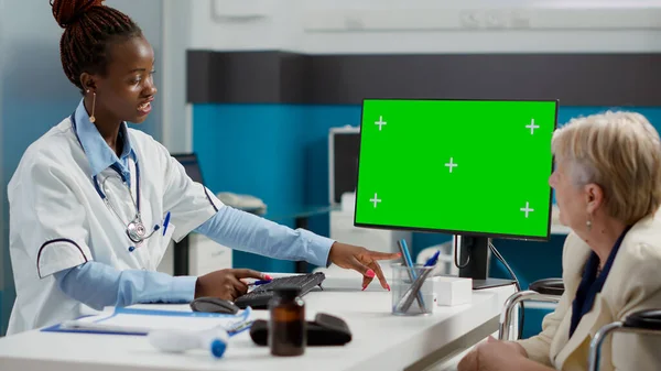 Ženská Lékařka Paralyzovaná Pacientka Analyzující Zelenou Obrazovku Monitoru Použitím Izolované — Stock fotografie