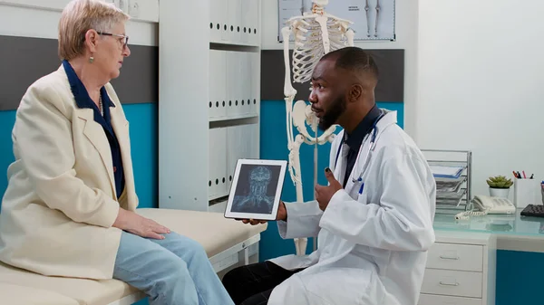 Health Specialist Analyzing Ray Scan Digital Tablet Senior Patient Talking — Stock Photo, Image