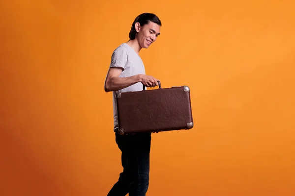 快乐的年轻亚洲旅行者 提着手提箱 旅游理念 笑容满面的男人背着行李站着 游客背着行李走着 去度假 — 图库照片
