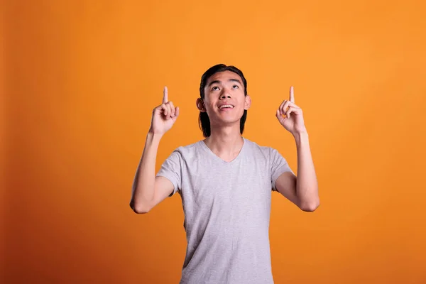 Junger Lächelnder Asiatischer Mann Der Mit Erhobenen Zeigefingern Werbung Für — Stockfoto