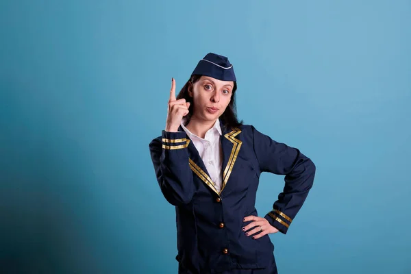Flugbegleiterin Zeigt Mit Zeigefinger Nach Oben Stewardess Der Aviation Academy — Stockfoto