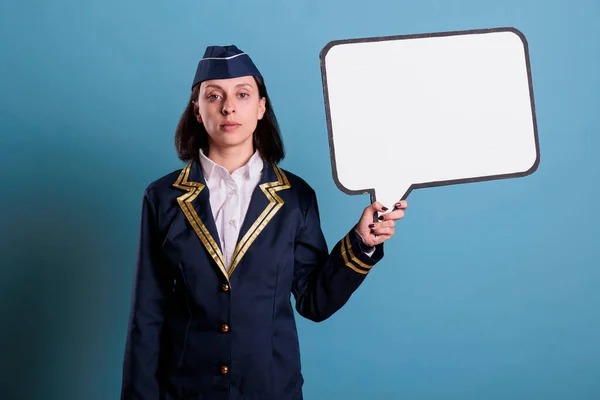 Glimlachende Stewardess Houdt Witte Lege Spraakzeepbel Stewardess Staat Met Communicatie — Stockfoto