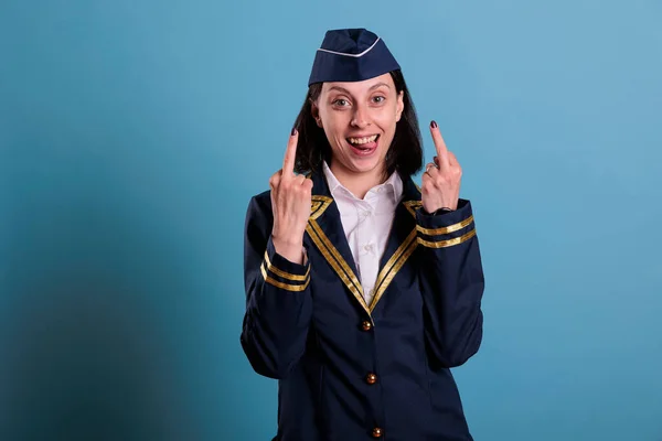 Asistente Vuelo Sonriente Del Avión Mostrando Gesto Ofensivo Del Dedo — Foto de Stock