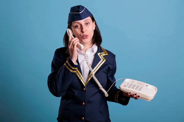 Stewardess Festnetztelefon Telefon Ferngespräch Mit Dem Kunden Schockierter Flugbegleiter Berufskleidung — Stockfoto