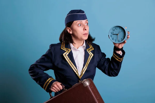 Stewardess Loopt Achter Het Vliegveld Houdt Retro Wekker Vast Vervoert — Stockfoto