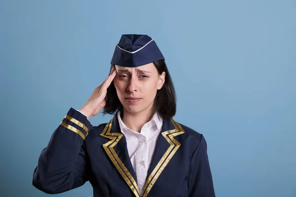 Stewardess Mit Migränesymptom Schläfen Mit Den Fingern Berühren Grimmig Die — Stockfoto