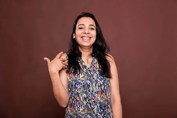 Mulher Índia Sorridente Rindo Apontando Para Mesma Com Retrato Mão — Fotografia de Stock