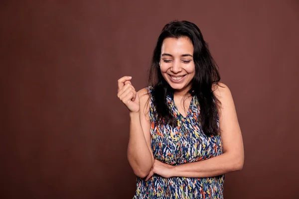 Веселая Индийская Женщина Смеется Закрытыми Глазами Портрет Счастливая Леди Держит — стоковое фото