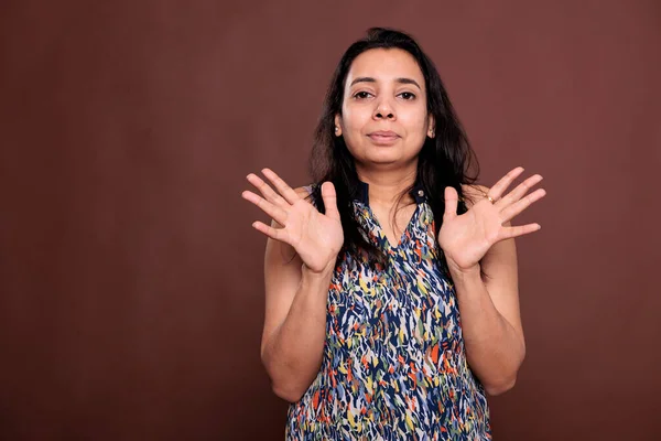 Mulher Índia Sorridente Não Apresentando Nenhum Gesto Problemático Com Palmas — Fotografia de Stock