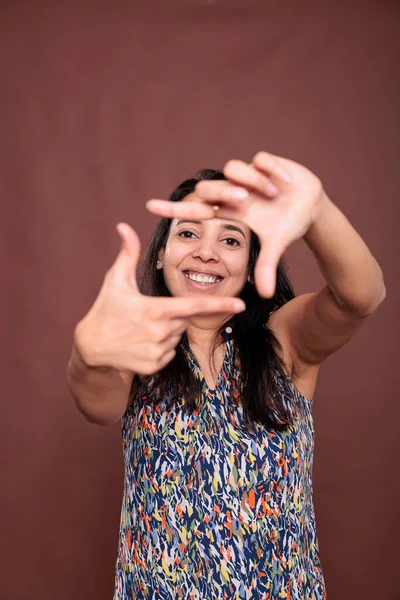 Mulher Índia Sorrindo Fazendo Gesto Moldura Foto Com Dedos Olhando — Fotografia de Stock