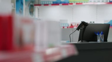 Raflarda ilaç, kutular ve takviye malzemelerle dolu paketler bulunan sağlık hizmetleri perakende mağazası. İlaç ve eczane dolu boş eczane..