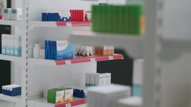 保健药店的货架上满是药品和处方药 向顾客出售处方药或处方药 有药品 补充剂 维生素和药瓶的空药店 — 图库视频影像