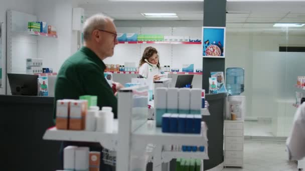 Diverse Team Pharmacists Working Drugstore Counter Sell Medicaments Pharmaceutics Looking — Stock Video