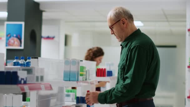 Smiling Elderly Person Checking Package Cardiology Pills Buy Prescription Medicaments — Stock Video