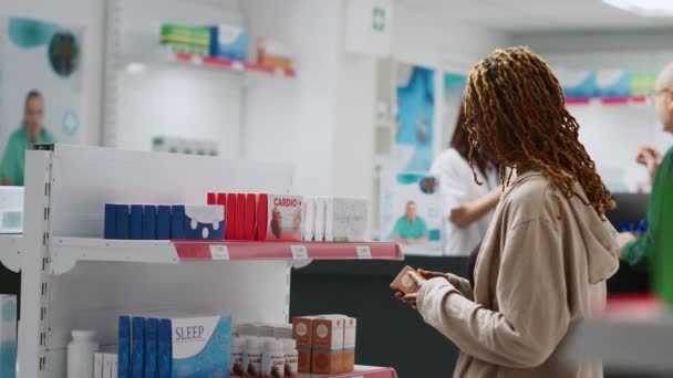Šťastný Afroameričtí Klienti Kontrolují Krabičky Léků Lékárnách Dívají Zdravotnické Výrobky — Stock video