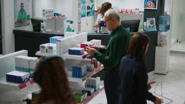 Cliente Idoso Tomando Caixa Comprimidos Prateleiras Farmácia Para Comprar Medicamentos — Vídeo de Stock