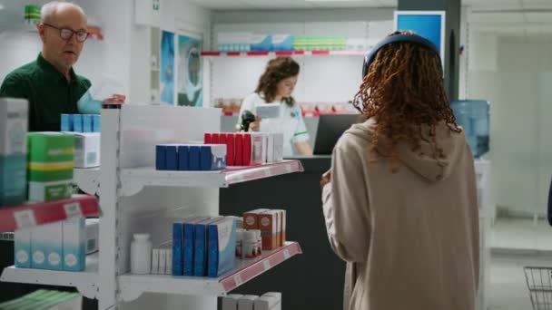 Donna Afroamericana Che Guarda Farmaci Sugli Scaffali Acquistare Farmaci Prescrizione — Video Stock