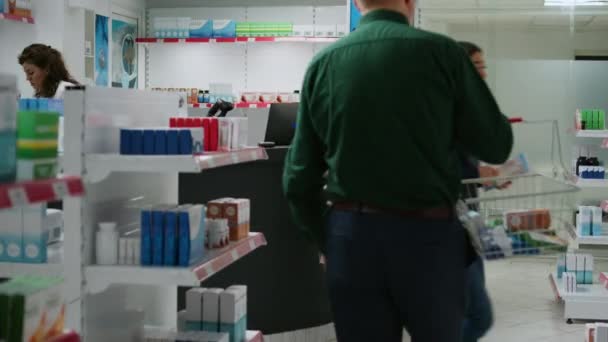 Amerykański Klient Kupuje Produkty Farmaceutyczne Płaci Kartą Kredytową Aptece Korzystanie — Wideo stockowe