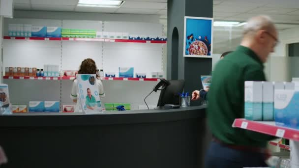 Женщина Клиент Покупает Кардиологические Таблетки Платит Умными Часами Аптеке Используя — стоковое видео