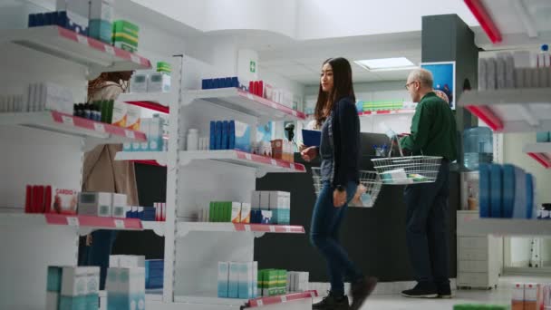 Cliente Sênior Conversando Com Farmacêutico Sobre Tratamento Pílulas Sentado Balcão — Vídeo de Stock