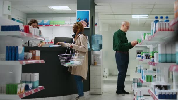 Giovane Cliente Che Prende Scatole Pillole Dagli Scaffali Della Farmacia — Video Stock