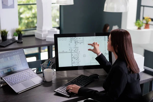 Mulher Trabalhando Software Elaboração Imóveis Ampliando Projeto Blueprint Projetando Interior — Fotografia de Stock