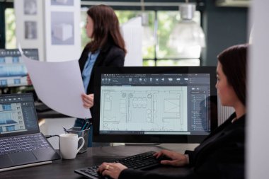 Emlakçı oda planlama yazılımında 2 boyutlu tasarım uygulaması, bilgisayar ekranında planlar kullanarak prototip yapıyor. Daire kabloları ve çizimleriyle çalışan iç mimar..